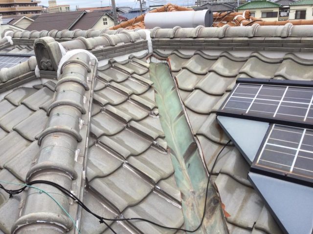 播磨町の経年劣化で変色した谷板金